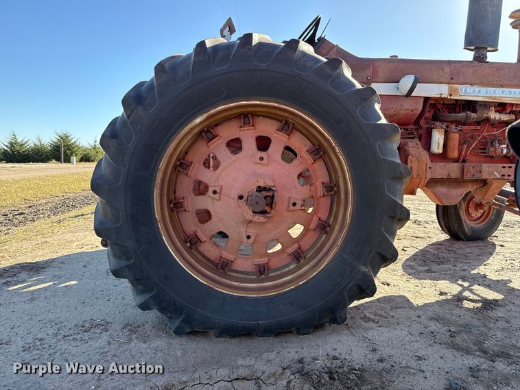 image for item EP0761 1970 International 1026 tractor