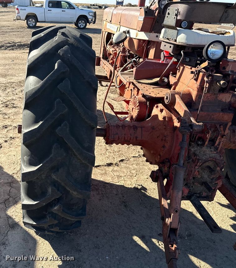 image for item EP0761 1970 International 1026 tractor