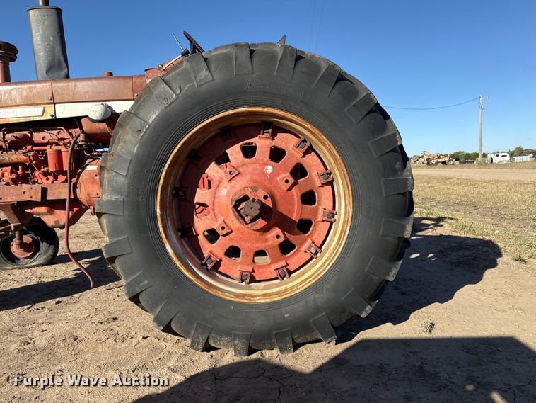 image for item EP0761 1970 International 1026 tractor