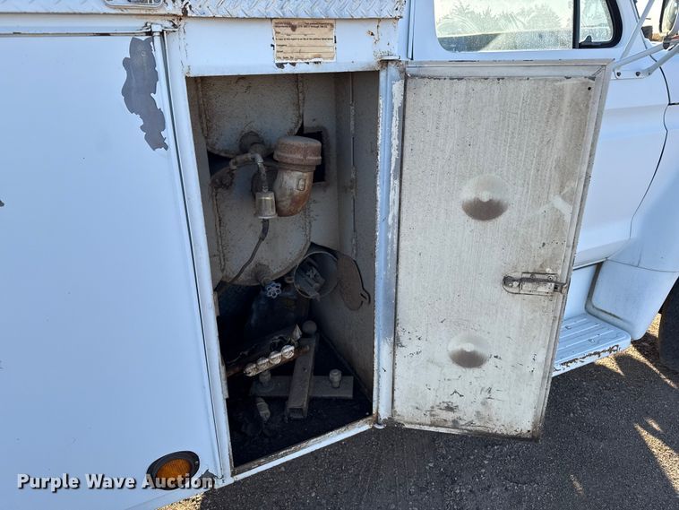 image for item EP0773 1975 Ford F500 utility / service truck