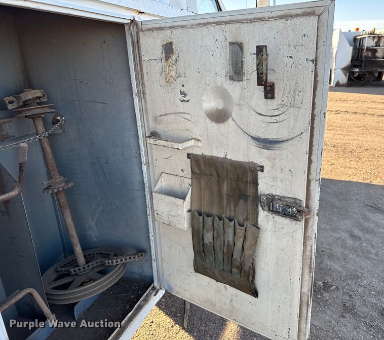 image for item EP0773 1975 Ford F500 utility / service truck