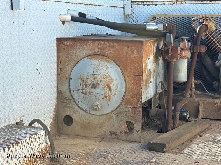 image for item EP0773 1975 Ford F500 utility / service truck