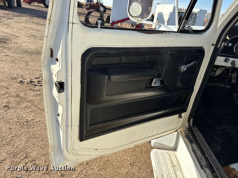 image for item EP0773 1975 Ford F500 utility / service truck