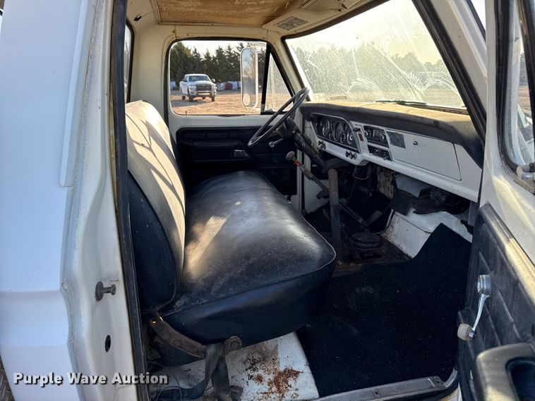 image for item EP0773 1975 Ford F500 utility / service truck