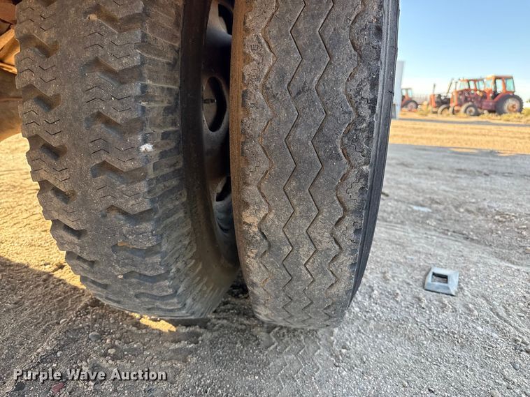 image for item EP0773 1975 Ford F500 utility / service truck