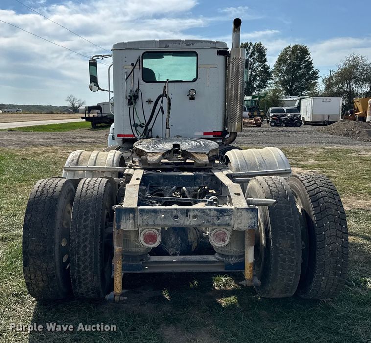 image for item ER0194 2001 International 9200i semi truck