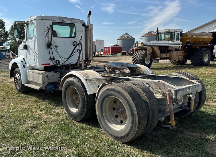 image for item ER0194 2001 International 9200i semi truck