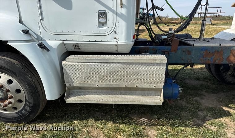 image for item ER0194 2001 International 9200i semi truck