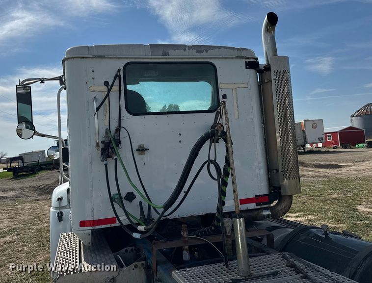 image for item ER0194 2001 International 9200i semi truck