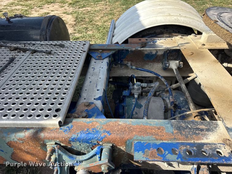 image for item ER0194 2001 International 9200i semi truck