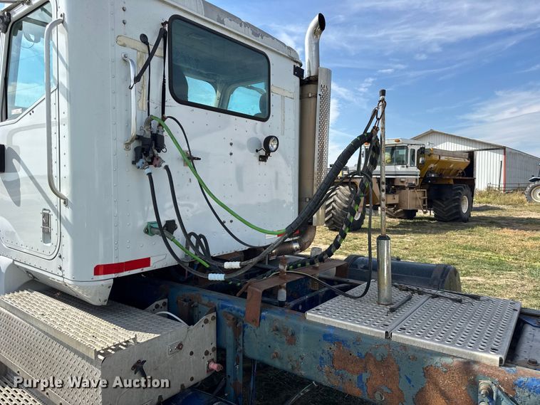 image for item ER0194 2001 International 9200i semi truck