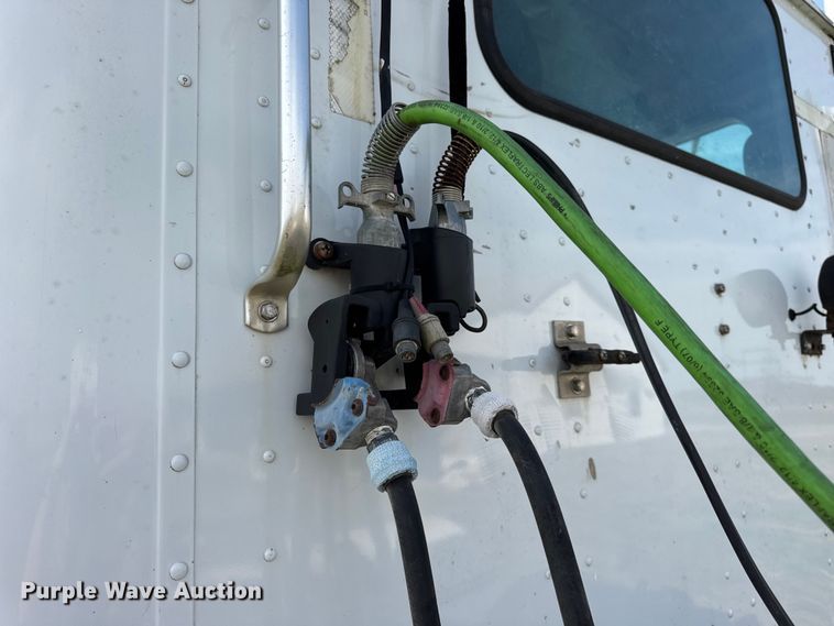 image for item ER0194 2001 International 9200i semi truck