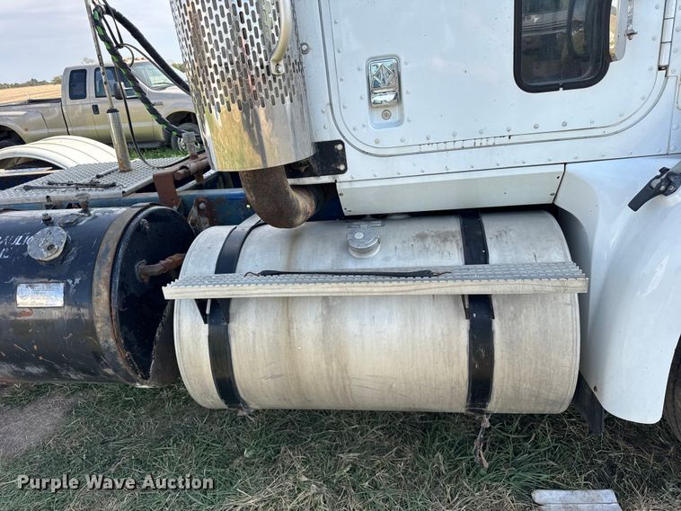 image for item ER0194 2001 International 9200i semi truck