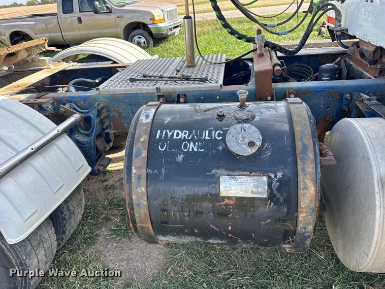 image for item ER0194 2001 International 9200i semi truck