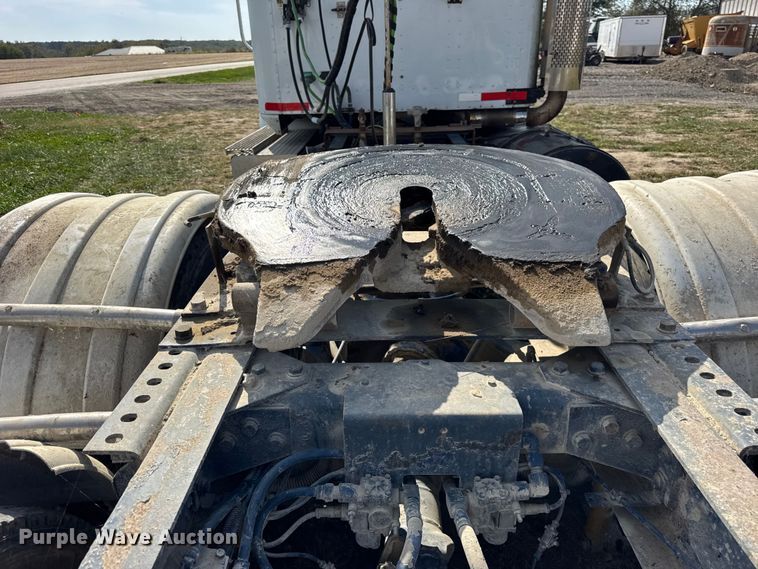 image for item ER0194 2001 International 9200i semi truck