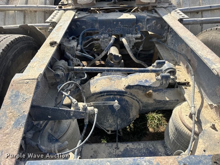 image for item ER0194 2001 International 9200i semi truck