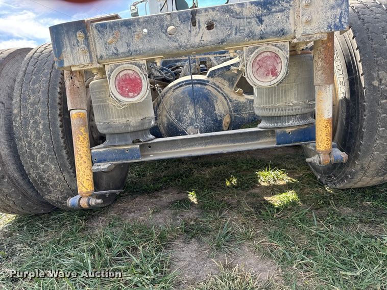 image for item ER0194 2001 International 9200i semi truck