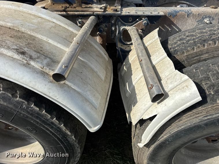 image for item ER0194 2001 International 9200i semi truck