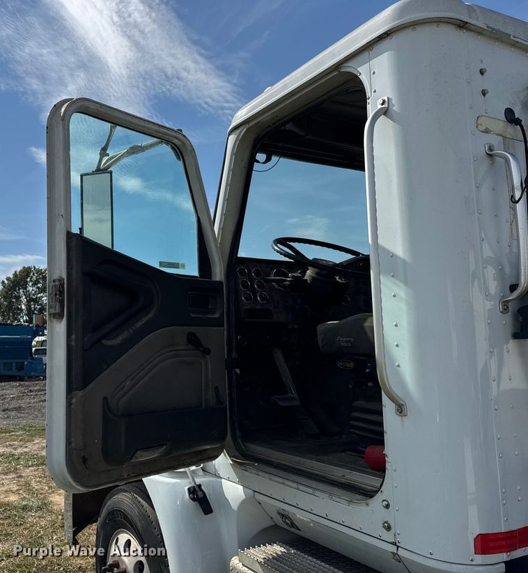 image for item ER0194 2001 International 9200i semi truck