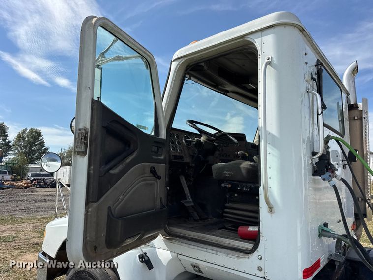 image for item ER0194 2001 International 9200i semi truck