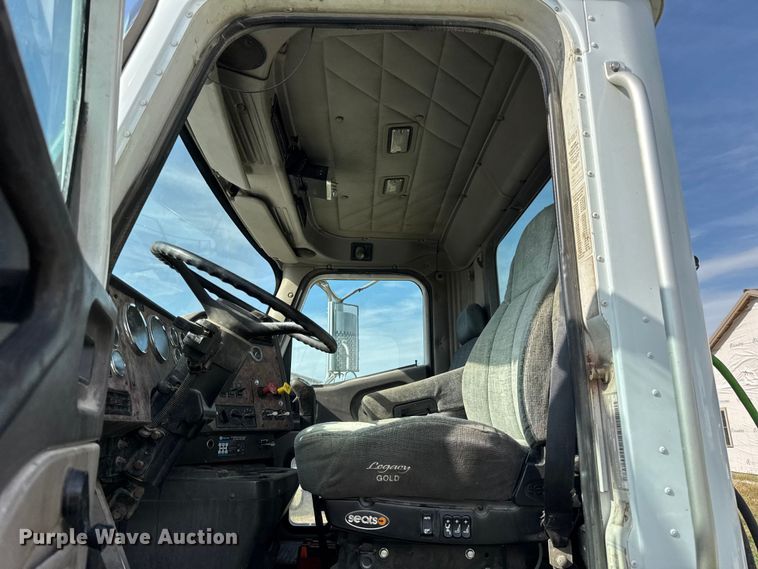 image for item ER0194 2001 International 9200i semi truck