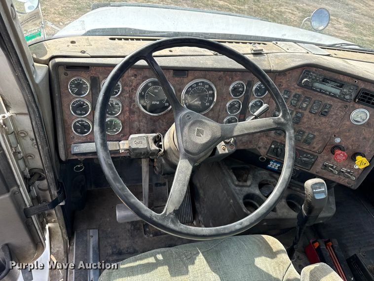 image for item ER0194 2001 International 9200i semi truck