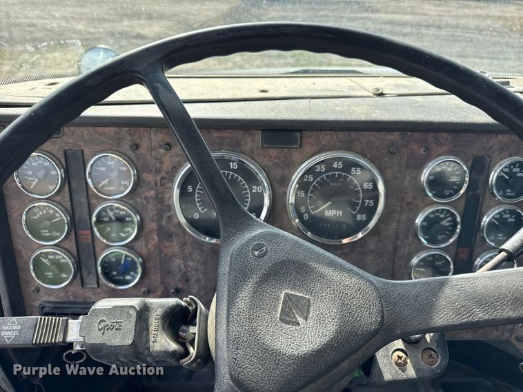 image for item ER0194 2001 International 9200i semi truck