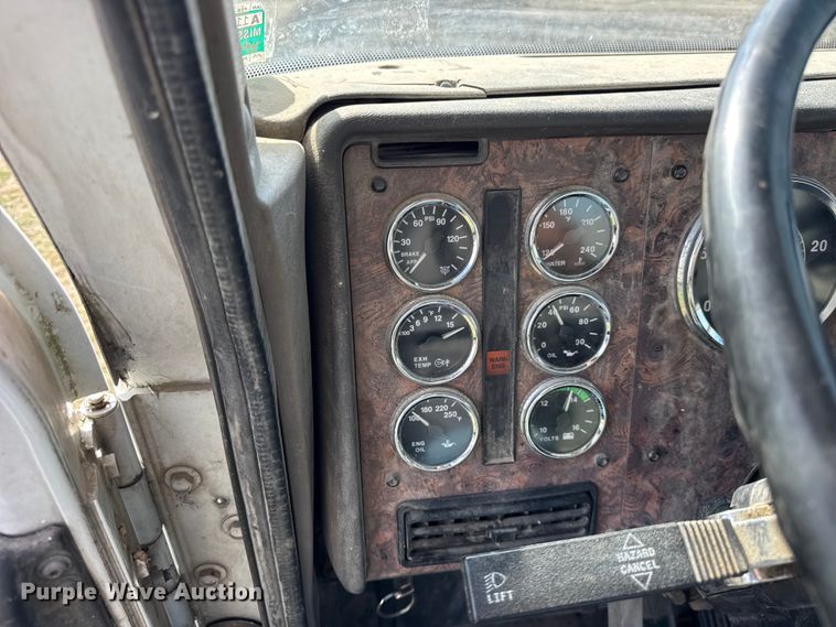 image for item ER0194 2001 International 9200i semi truck