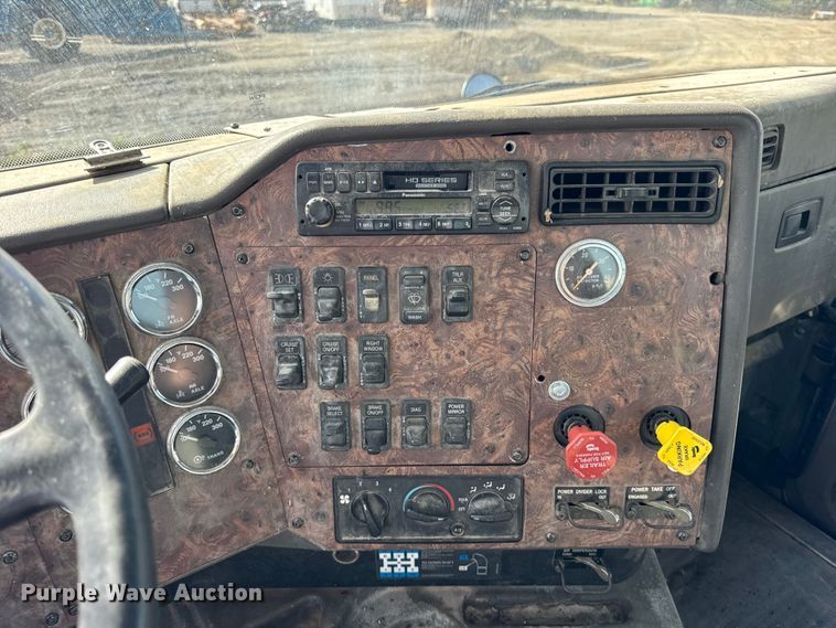 image for item ER0194 2001 International 9200i semi truck