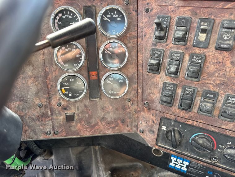 image for item ER0194 2001 International 9200i semi truck