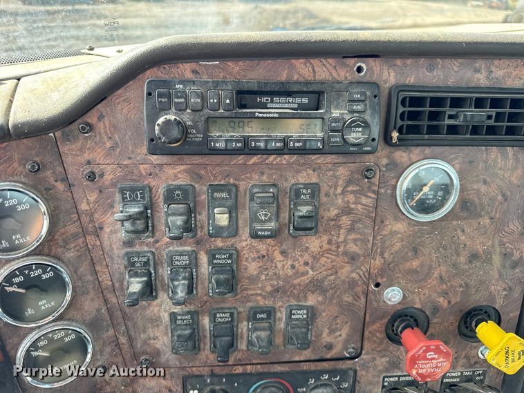 image for item ER0194 2001 International 9200i semi truck