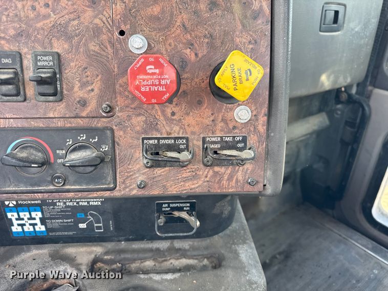 image for item ER0194 2001 International 9200i semi truck