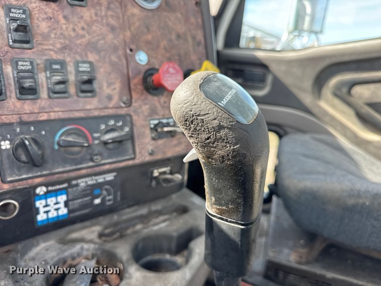 image for item ER0194 2001 International 9200i semi truck