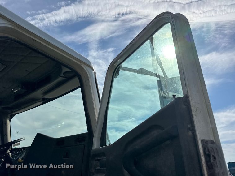 image for item ER0194 2001 International 9200i semi truck