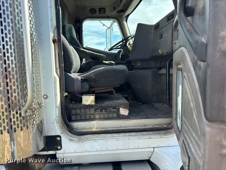 image for item ER0194 2001 International 9200i semi truck