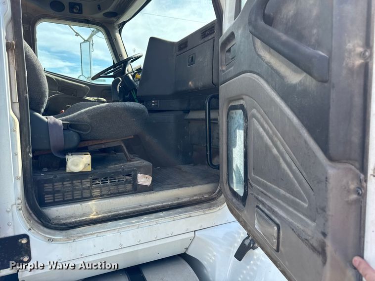 image for item ER0194 2001 International 9200i semi truck