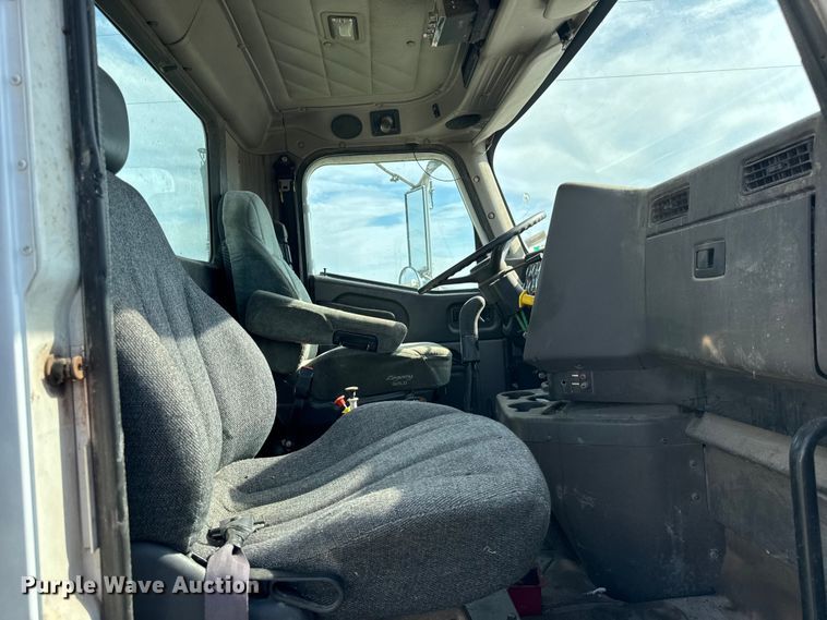 image for item ER0194 2001 International 9200i semi truck