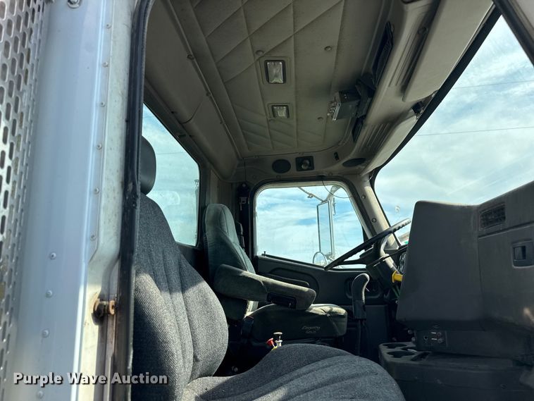 image for item ER0194 2001 International 9200i semi truck