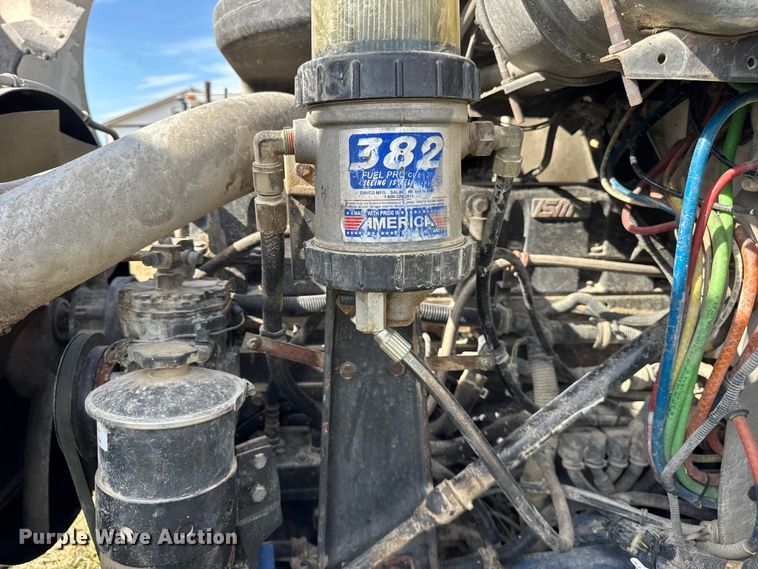 image for item ER0194 2001 International 9200i semi truck