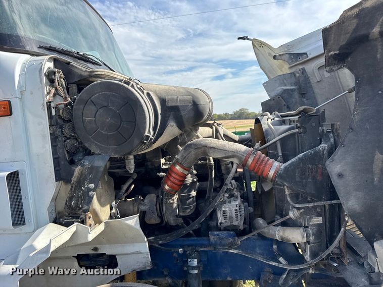 image for item ER0194 2001 International 9200i semi truck