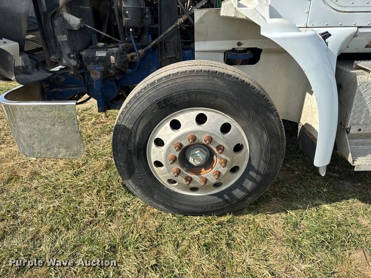 image for item ER0194 2001 International 9200i semi truck