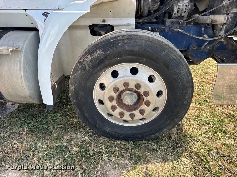 image for item ER0194 2001 International 9200i semi truck