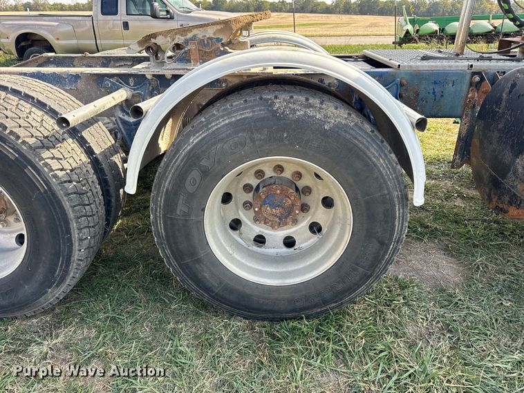 image for item ER0194 2001 International 9200i semi truck