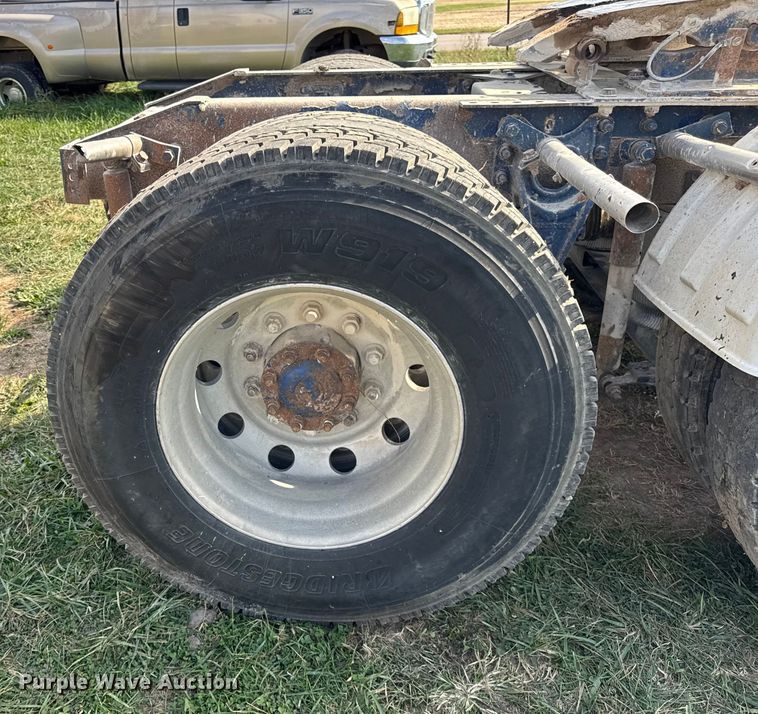 image for item ER0194 2001 International 9200i semi truck