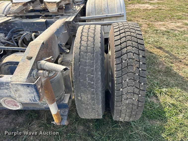 image for item ER0194 2001 International 9200i semi truck