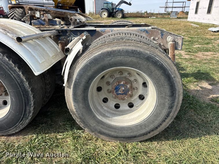 image for item ER0194 2001 International 9200i semi truck