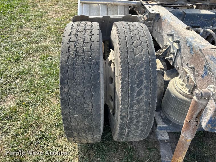 image for item ER0194 2001 International 9200i semi truck