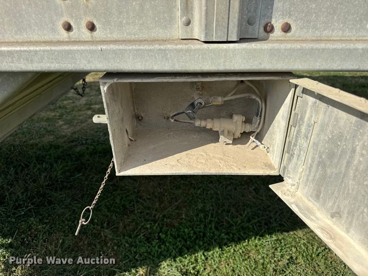 image for item ER0195 2005 Cornhusker ALSR-112704-5506 grain trailer