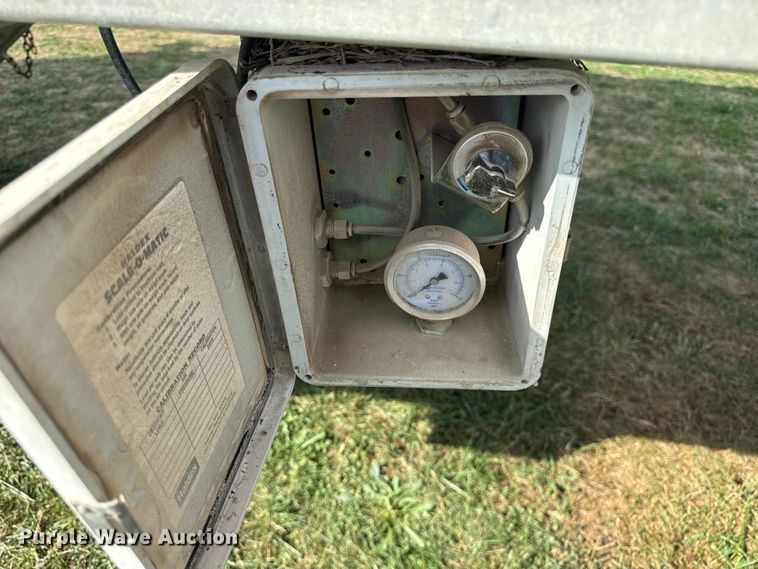 image for item ER0195 2005 Cornhusker ALSR-112704-5506 grain trailer