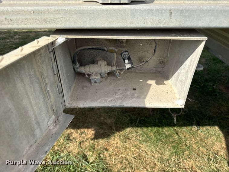 image for item ER0195 2005 Cornhusker ALSR-112704-5506 grain trailer